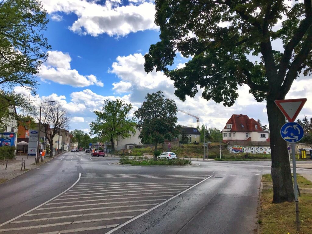 Mahlsdorf LIVE - Personalmangel: Vier Zebrastreifen am Kreisverkehr in der Hönower Straße entstehen nun doch erst 2021