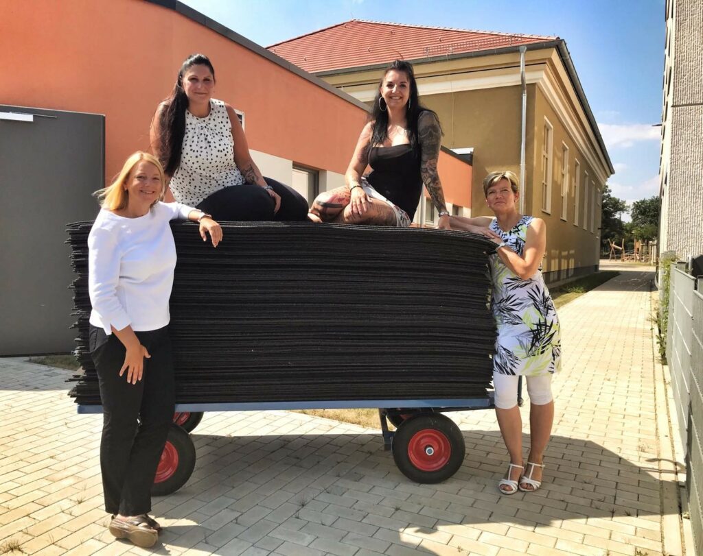 Foto: Förderverein-Vorsitzende Daniela Röhrig, Maklerin Anja Meyer, „Living in Berlin“-Chefin Vivien Hermel und Schulleiterin Antje Kienitz-Jannermann (v.l.n.r.)